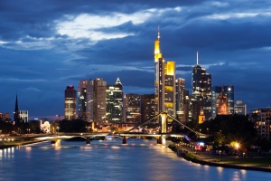 Frankfurt_Am_Main-Stadtansicht_von_der_Deutschherrnbruecke_am_fruehen_Abend-20110808 (1)